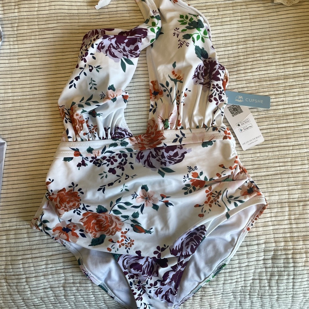 Cupshe swimsuit size M; brand new